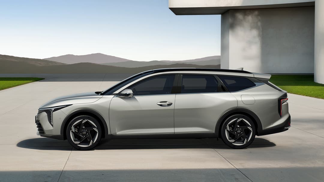 Kia K4 Sportswagon de couleur grise photographiée de profil, avec ses phares arrière en L inversé et sa carrosserie allongée de break
