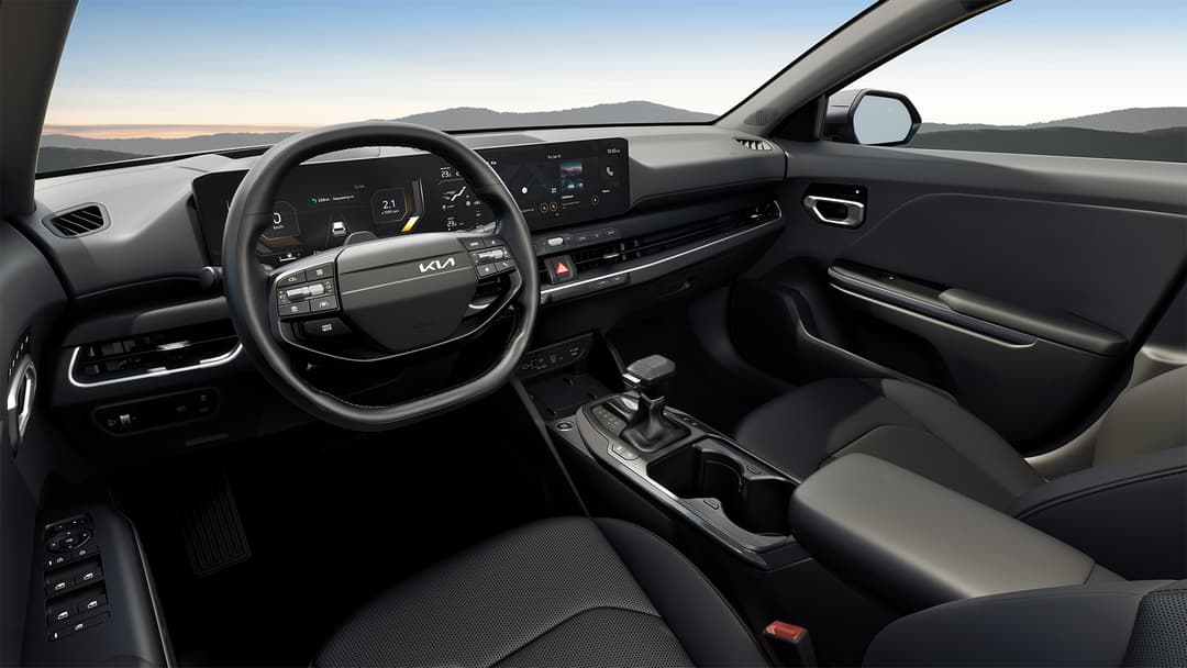 Habitacle du Kia K4 Sportswagon avec volant, écran tactile et tableau de bord moderne, vue depuis le siège conducteur