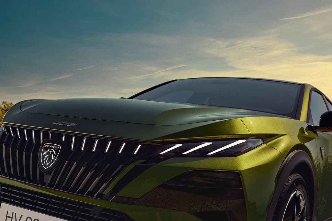 Peugeot 408 vert anis en vue trois quarts avant, logo illuminé et phares LED ultra-fins