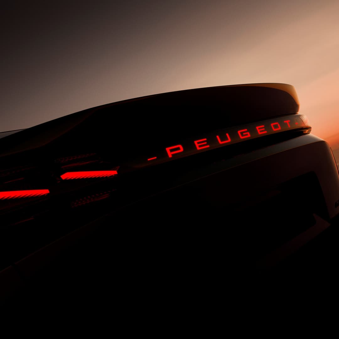 Peugeot 408 de profil au coucher de soleil, phares arrière rouges allumés et badge Peugeot illuminé