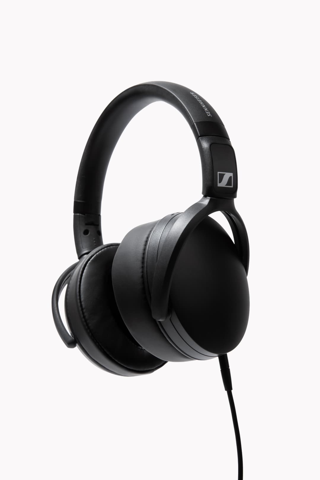 Casque audio Sennheiser HD 400S noir avec arceau rembourré et câble détachable, vue de trois quarts
