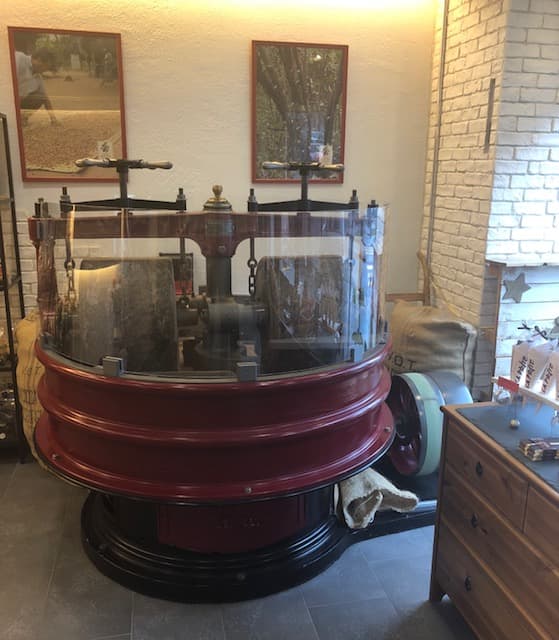 Machine artisanale de torréfaction Bean To Bar dans l'Espace Chocolat, avec cylindre rouge et équipements professionnels