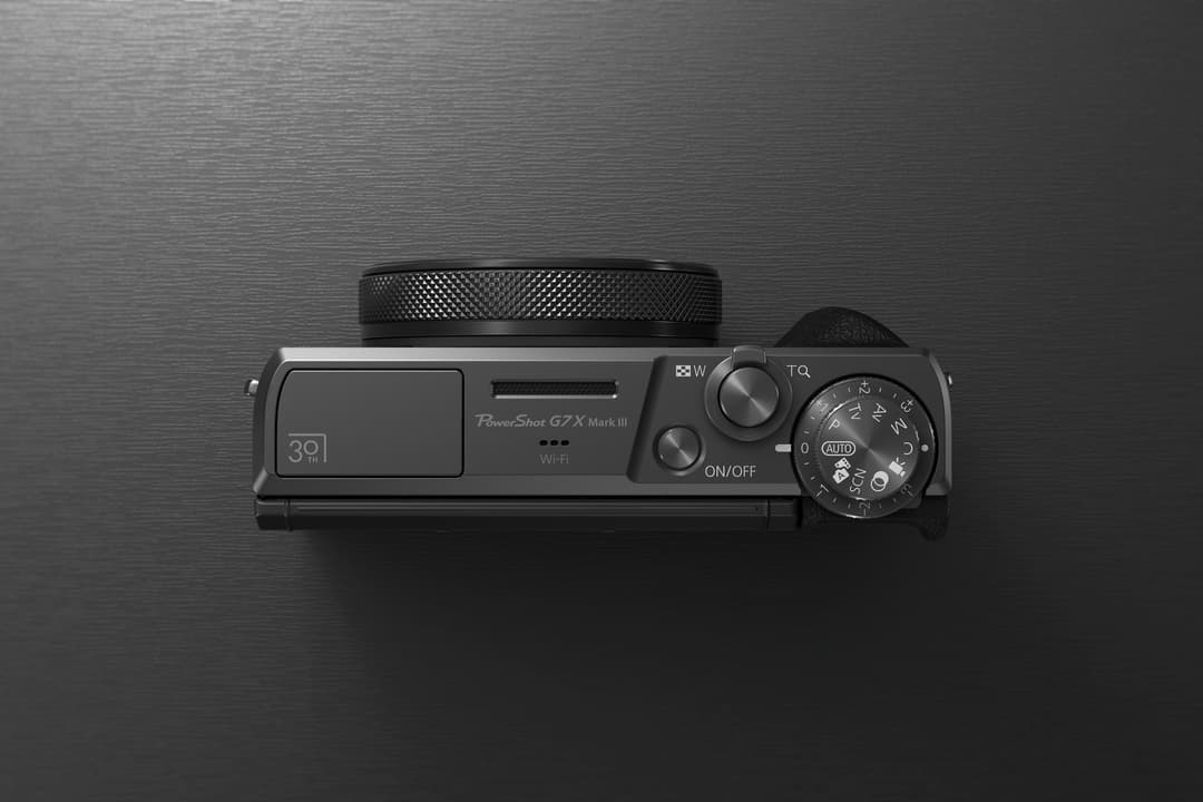 Canon PowerShot G7 X Mark III, appareil photo compact noir vue de dessus avec objectif, écran et molette de sélection
