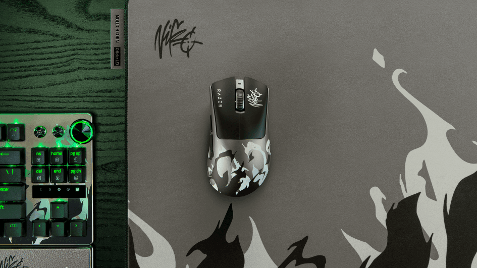 Souris de gaming Razer NiKo aux touches vertes, signature NiKo gravée, présentée avec clavier et tapis assortis sur fond gris