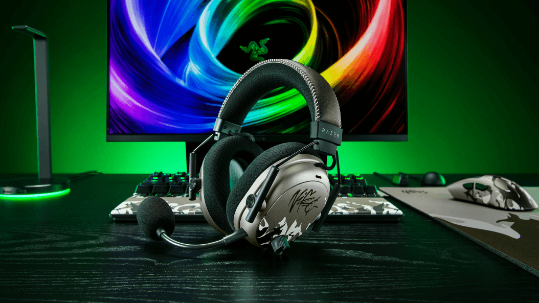 Casque de gaming Razer blanc et noir avec signature NiKo, entouré d'une souris et d'un clavier dans un environnement vert fluo