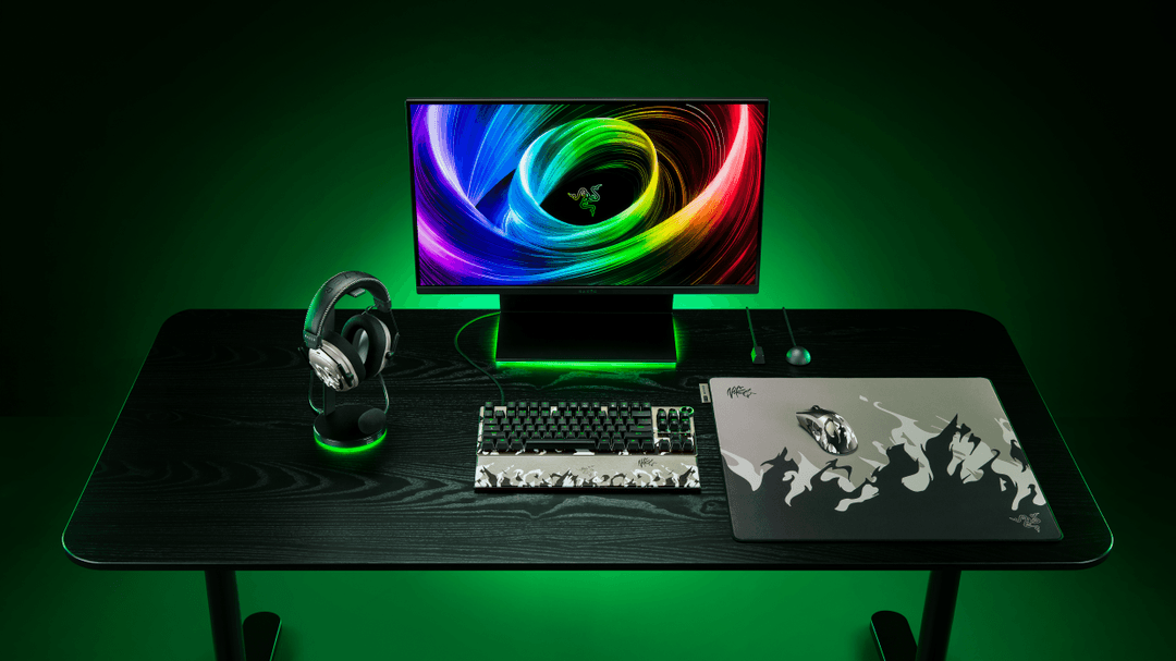 Setup de gaming Razer NiKo avec écran, clavier, souris, casque et tapis aux accents vert néon sur fond sombre