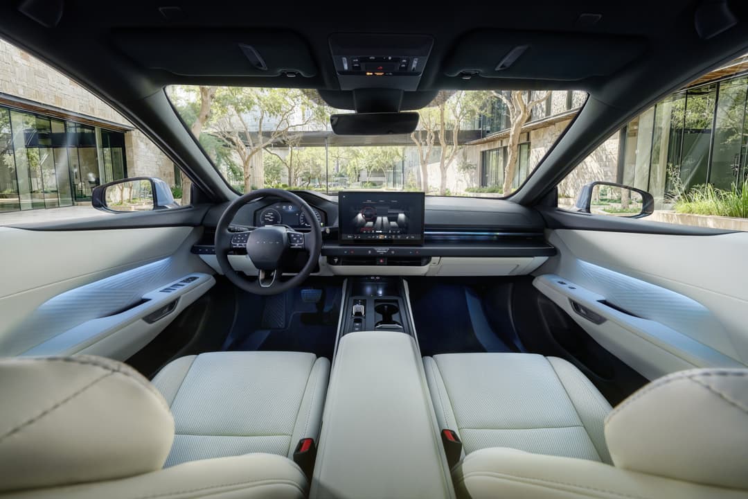 Habitacle minimaliste de la nouvelle Lexus ES avec commandes tactiles illuminées au tableau de bord, sièges blancs et écran central high-tech