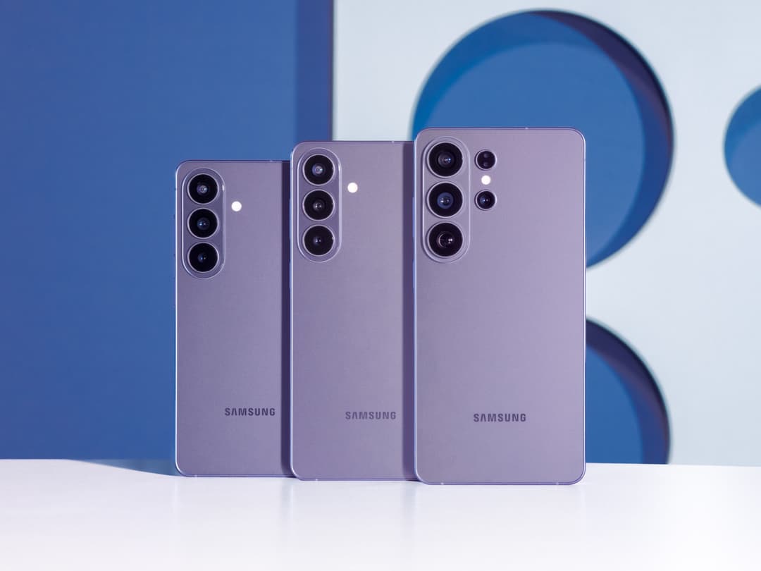 Trois smartphones Samsung Galaxy S26 côte à côte, couleur mauve, avec blocs caméra multiples, sur fond blanc et bleu