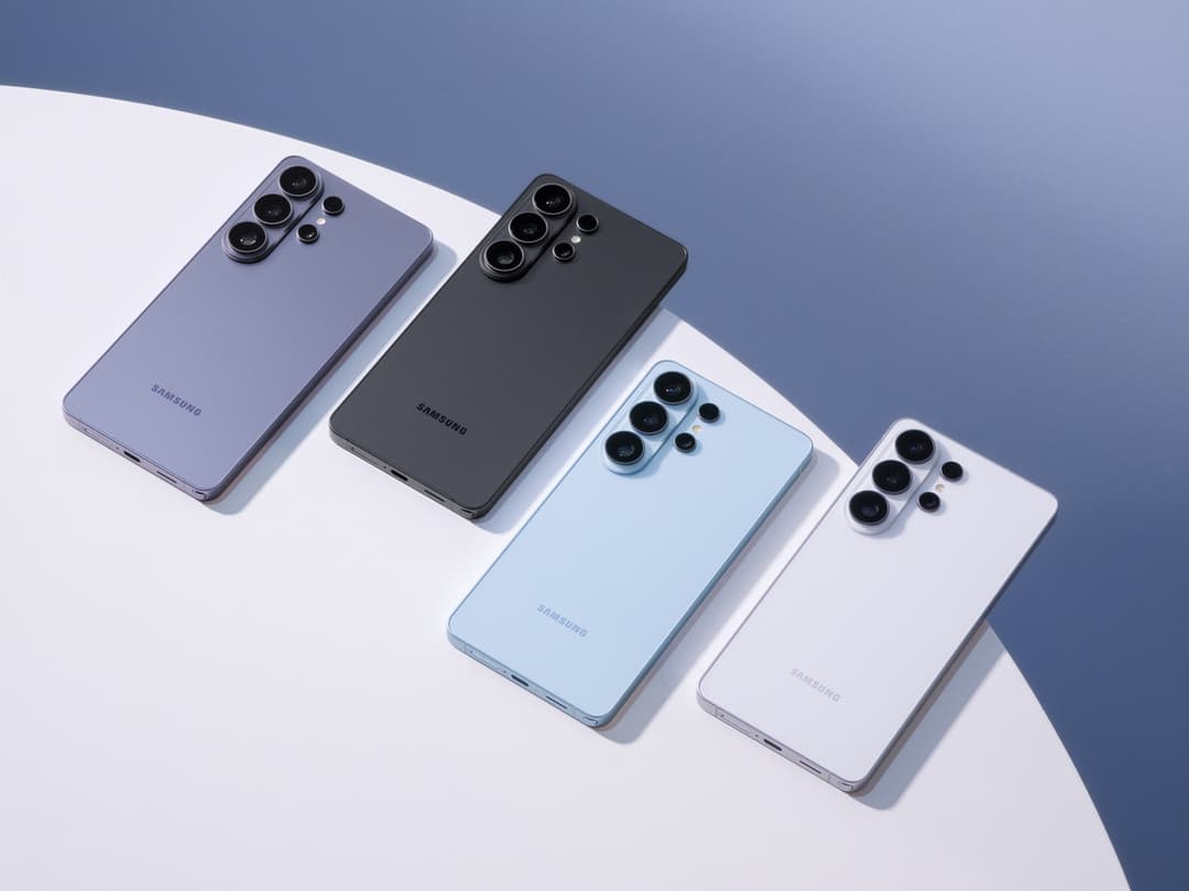 Quatre smartphones Samsung Galaxy S26 alignés en rangée, disponibles en violet, noir, bleu clair et blanc