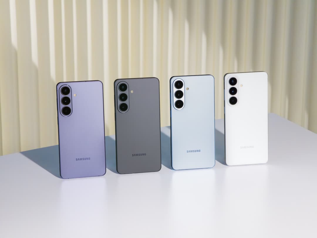 Quatre Samsung Galaxy S26 alignés, aux coloris violet, noir, blanc et blanc pur, affichant leurs systèmes de caméras multiples
