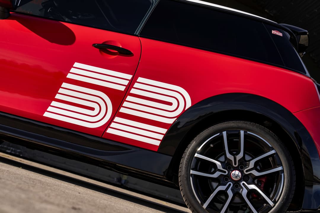 Mini Cooper S 1965 Victory Edition rouge et noire, avec le numéro 52 blanc stylisé sur le flanc