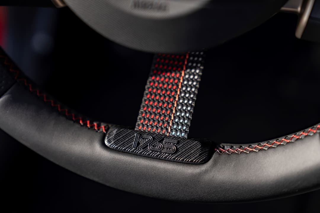Seuil de porte de la MINI 1965 Victory Edition avec gravure « 1965 » et coutures rouges et blanches