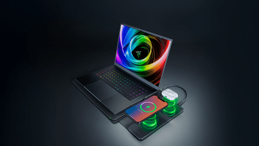 Laptop Sleeve 16" noir avec smartphone et écouteurs en recharge sans fil sur son socle illuminé de vert
