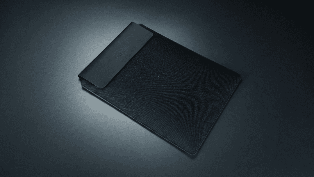 Razer Laptop Sleeve 16" noire avec pochette de rangement grise, présentée en vue de trois quarts