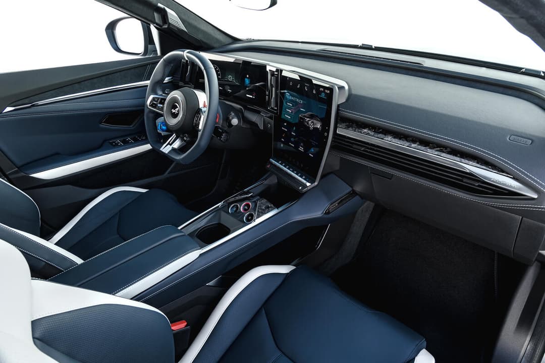 Intérieur de l'Alpine A390 GT avec volant sportif, écran tactile 12 pouces et sièges bleu foncé et blanc