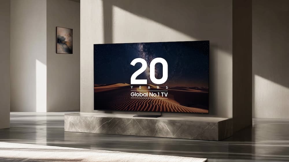 Téléviseur Samsung affichant « 20 ans - Global No.1 TV » avec un paysage de dunes étoilées, dans un intérieur épuré