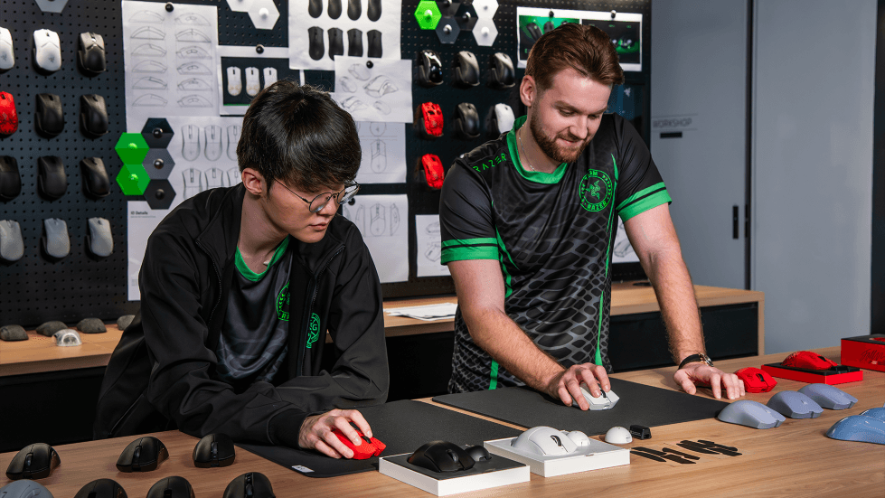 Deux joueurs testent la souris Razer Viper V4 Pro et des tapis de jeu Gigantus V2 Pro dans un showroom Razer