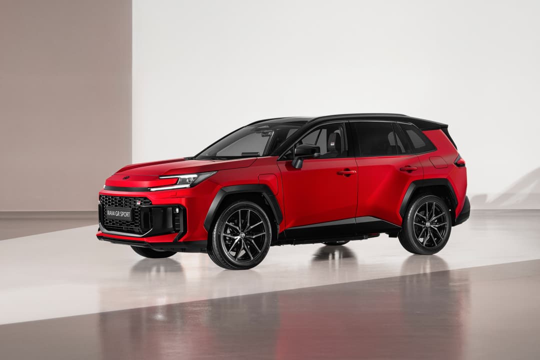 Toyota RAV4 sixième génération rouge vif, vue de profil, avec design robuste et jantes alliage modernes sur fond neutre