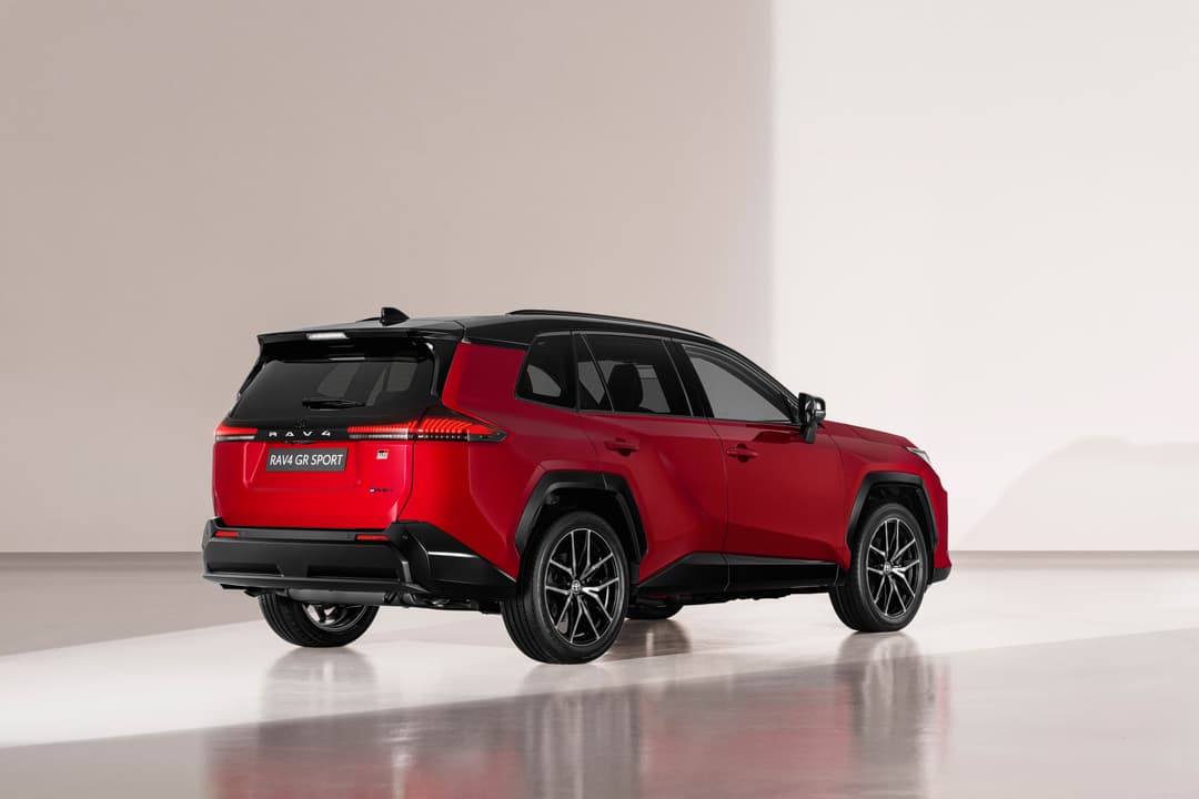 Toyota RAV4 sixième génération GR Sport rouge en vue de profil trois-quarts, sur fond gris minimaliste