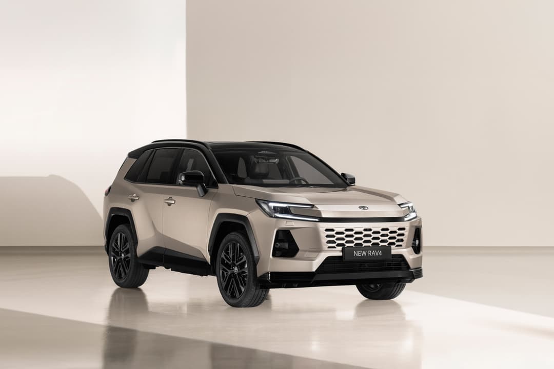 Toyota RAV4 sixième génération de couleur beige clair, photographié de profil sur fond neutre