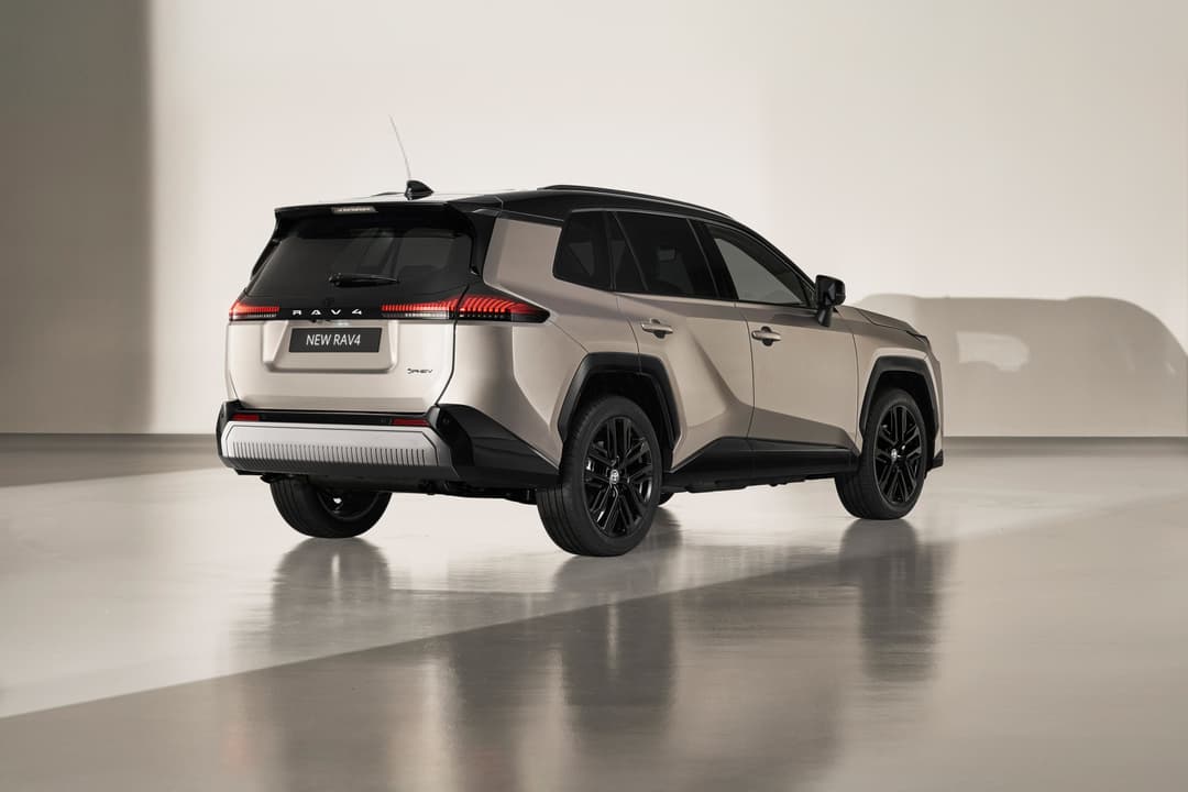 Toyota RAV4 sixième génération, SUV beige et noir vue de profil en studio sur fond blanc