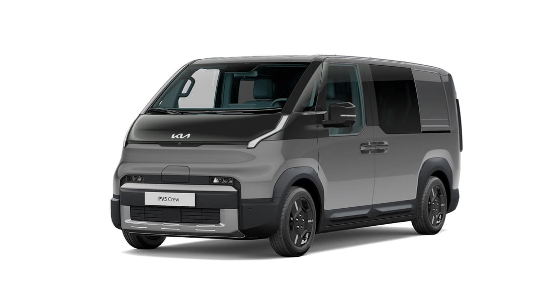 Kia PV5 Crew Van gris et noir, monospace utilitaire aux portes ouvertes, vue de trois quarts