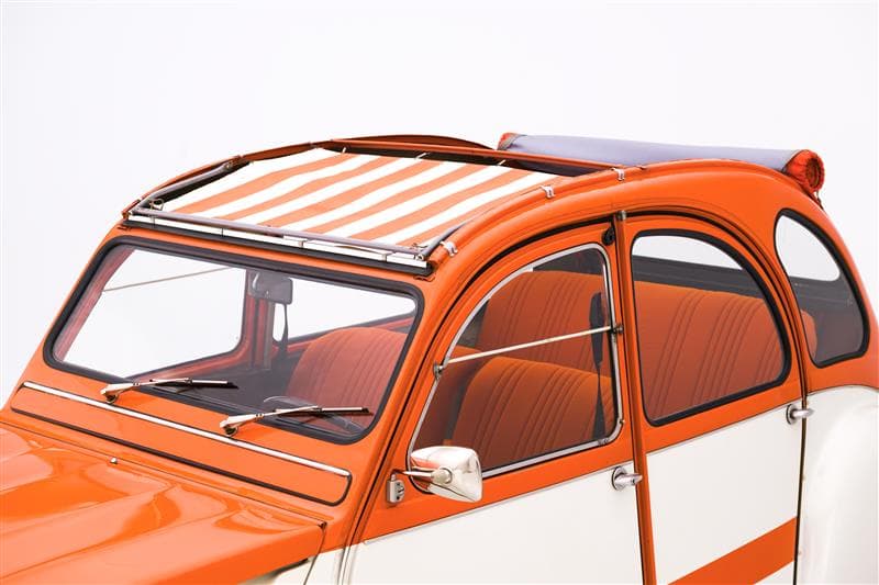 Citroën Dyane Spot orange et blanc avec toit rayé, sièges en jersey Orange Vénitien et autocollant Spot sur les portes