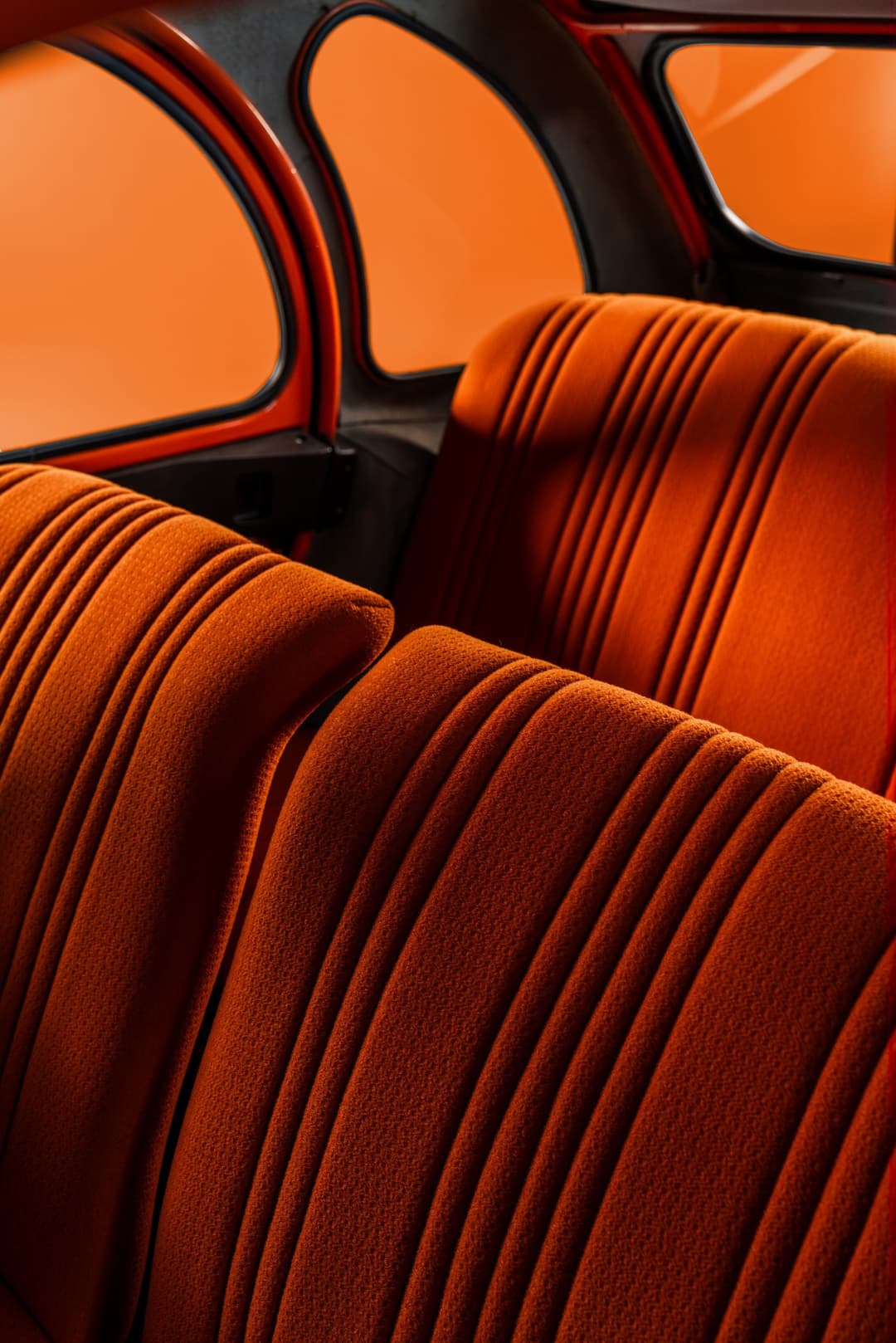 Intérieur de Citroën 2CV Spot avec sièges et panneaux de portes orange vif et bordures noires