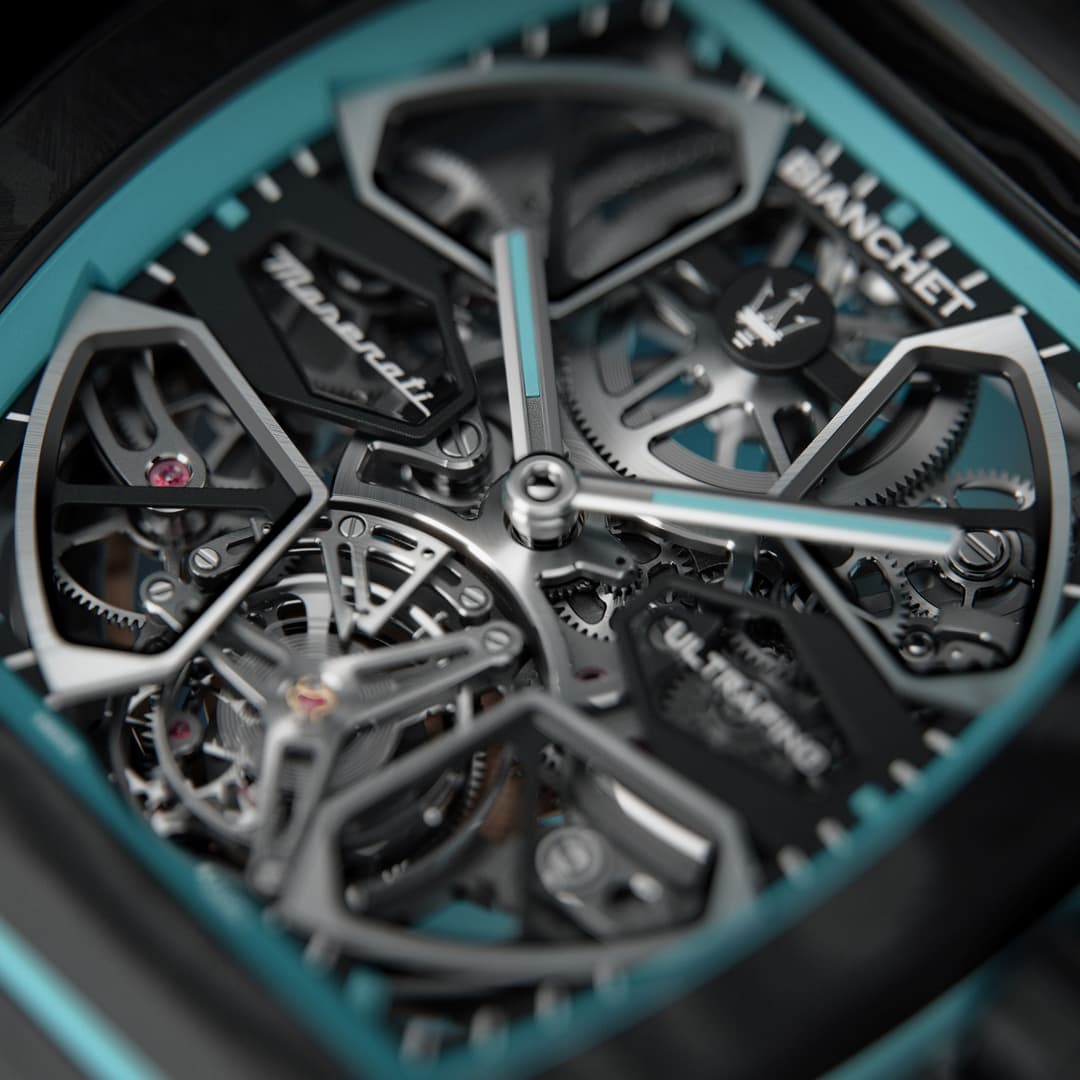 Montre Ultrafino Maserati aux proportions épurées, boîtier bleu-vert, mécanisme visible avec engrenages et ponts métalliques polisés
