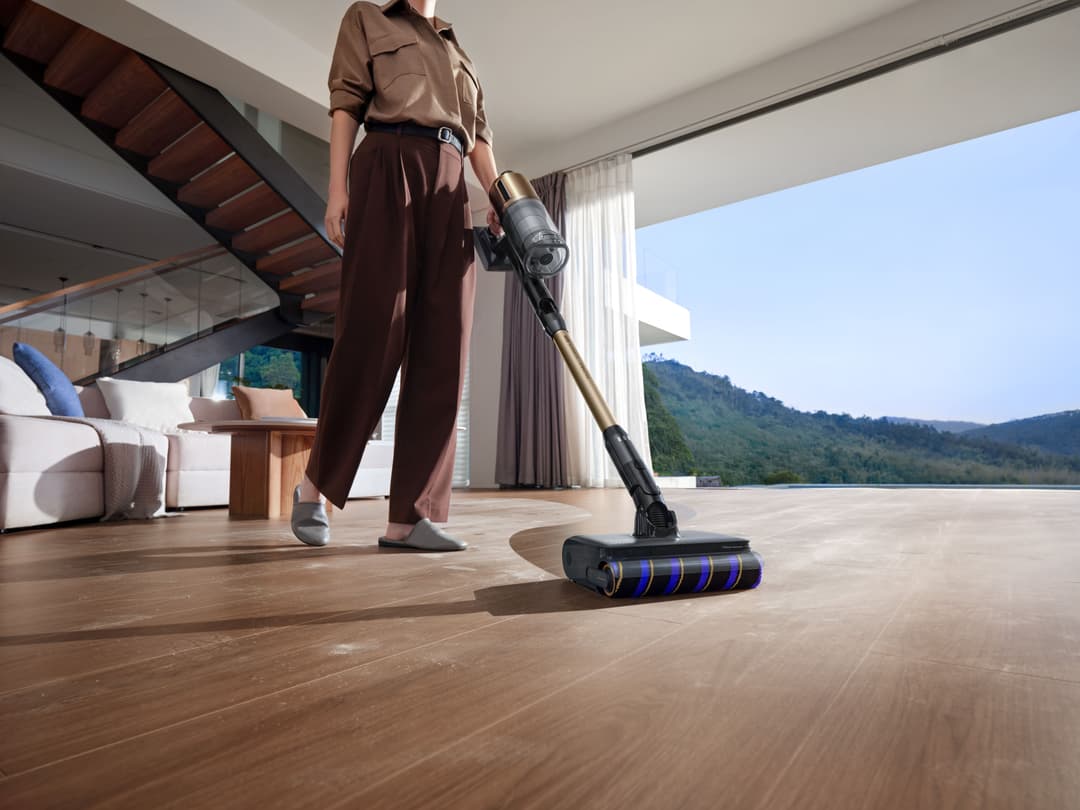 Aspirateur-balai Dreame Z30 Pro Aqua A utilisé pour nettoyer un parquet intérieur, avec tête de lavage rotative en contact avec le sol