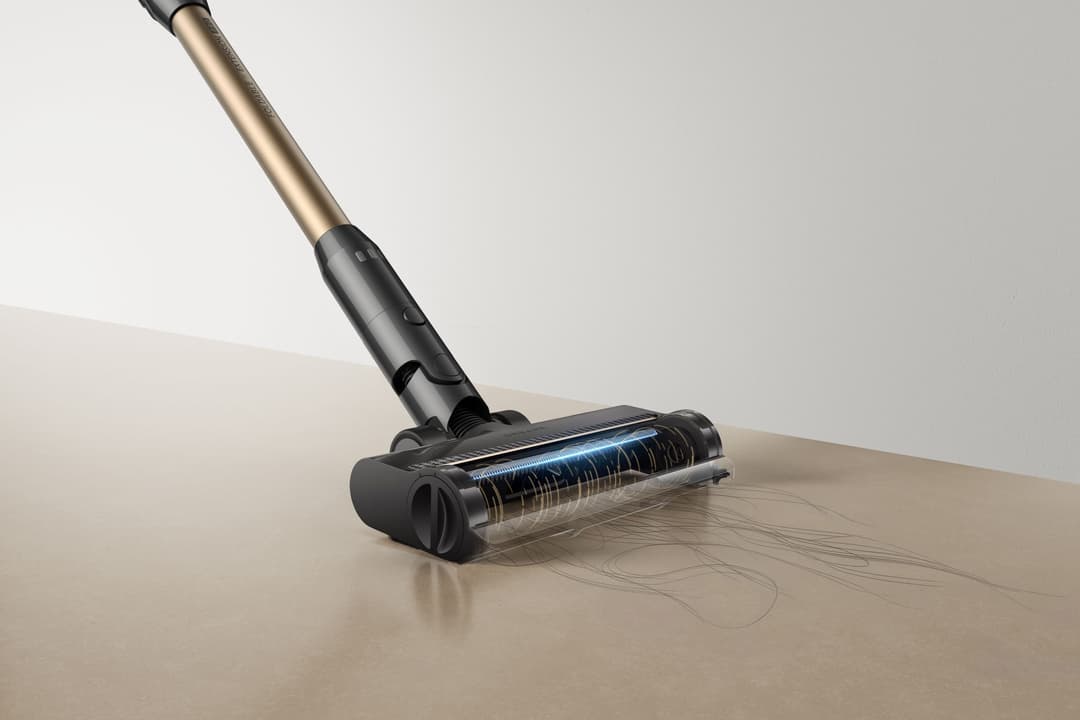 Aspirateur sans fil Dreame Z30 Pro Aqua A avec brosse motorisée multi-surfaces et racleurs sur un sol clair
