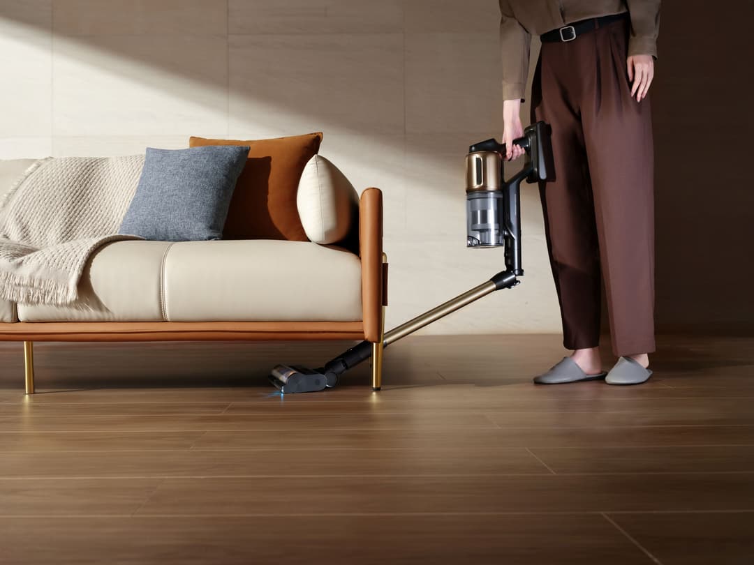 Dreame Z30 Pro Aqua A utilisé pour nettoyer le sol sous un canapé beige et bois clair dans un salon