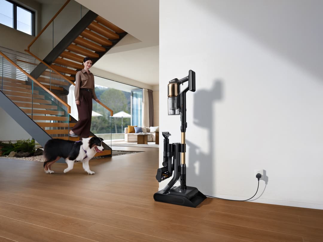 Aspirateur nettoyeur Dreame Z30 Pro Aqua A en noir et or sur un parquet, dans un intérieur moderne avec escalier en bois