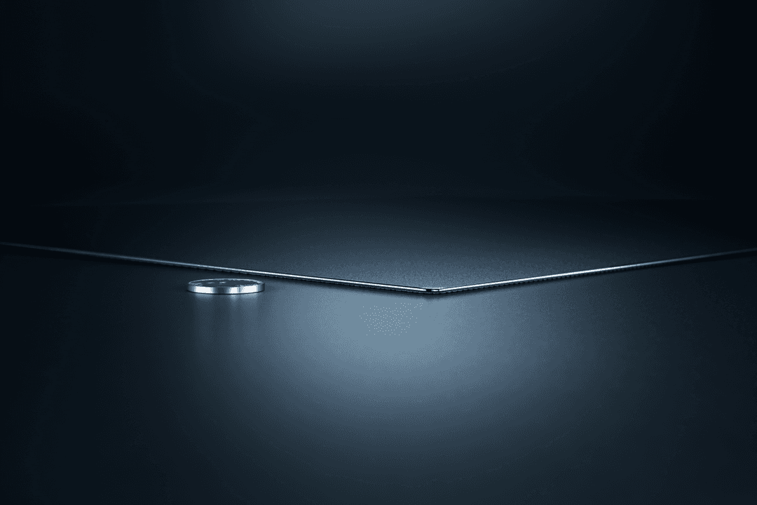 Tapis de souris Razer Atlas Pro en verre fin, vue de profil sur fond bleu foncé