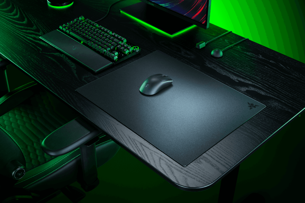 Razer Atlas Pro, tapis de souris gaming en verre fin, avec souris et clavier gaming dans un setup RGB vert et noir