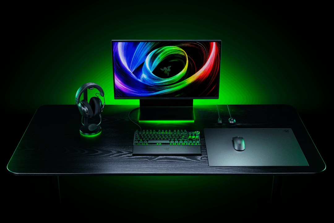 Tapis de souris Razer Atlas Pro en verre, noir avec bordure verte lumineuse, dans un setup gaming avec clavier, souris et casque