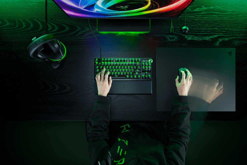 Razer Atlas Pro, tapis de souris en verre fin avec base en caoutchouc, sur un bureau gaming aux accents vert fluo avec clavier, souris et écran