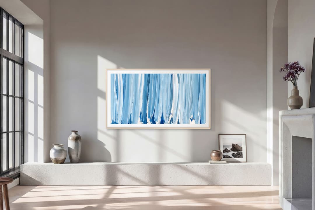 Téléviseur Samsung The Frame Pro au design épuré, encastré dans un meuble blanc minimaliste d'un intérieur contemporain