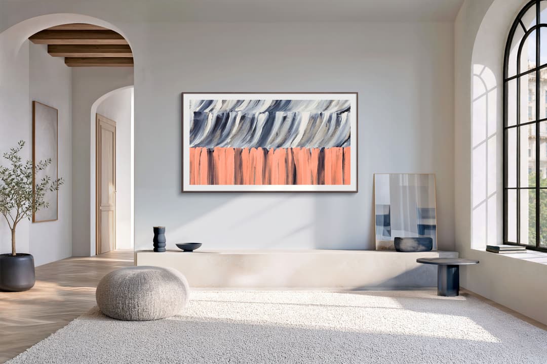 Téléviseur Samsung affichant une œuvre d'art abstraite aux tons bleu et orange dans un salon épuré aux murs blancs