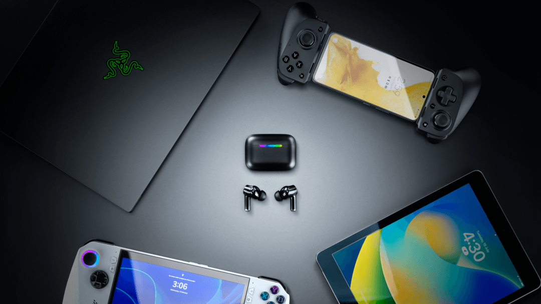 Écouteurs Razer Hammerhead V3 HyperSpeed noirs avec boîtier de charge, entourés de dispositifs de jeu portables et logo Razer vert