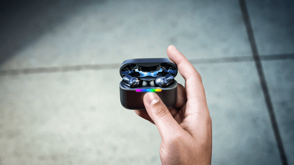 Écouteurs Razer Hammerhead V3 HyperSpeed noirs avec voyant LED bleu, tenus dans une main ouverte