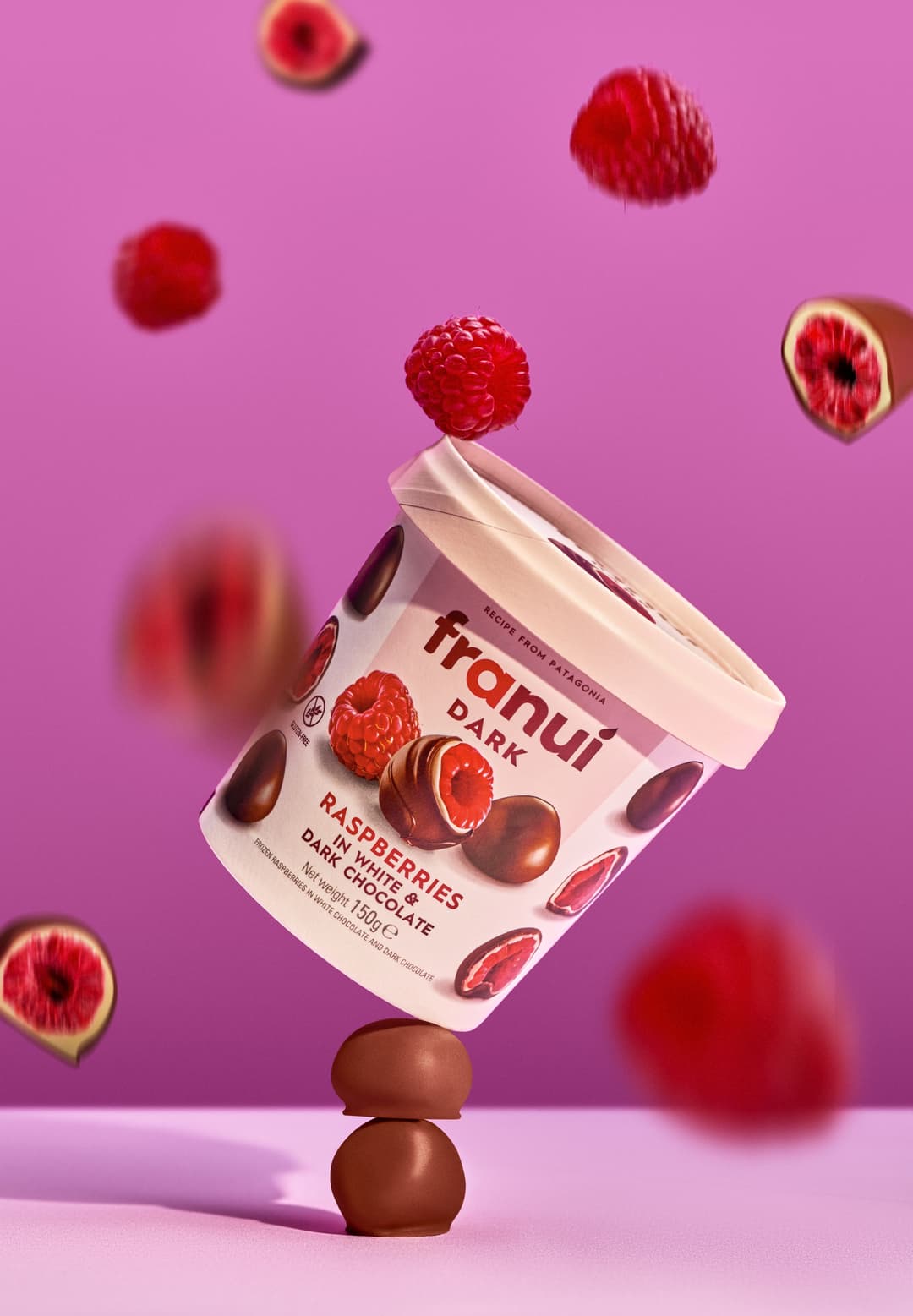Franuí Dark, alternative à la glace aux framboises et chocolat noir, avec une framboise et des bonbons chocolatés sur fond rose