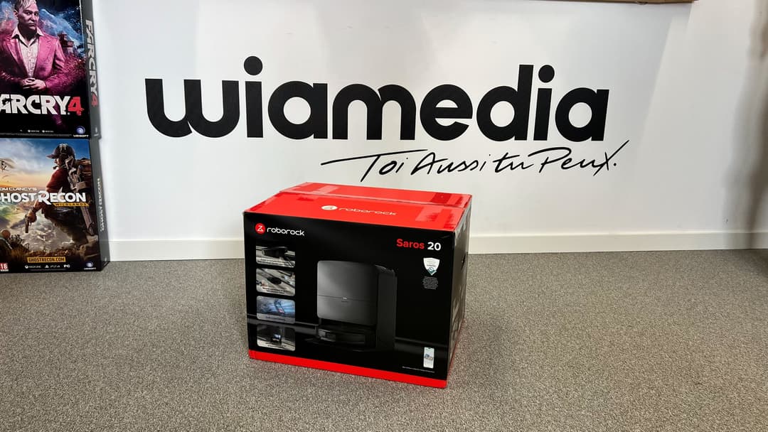 Boîte de vente du Roborock Saros 20, noire et rouge, posée sur un tapis gris devant le logo Wiamedia blanc