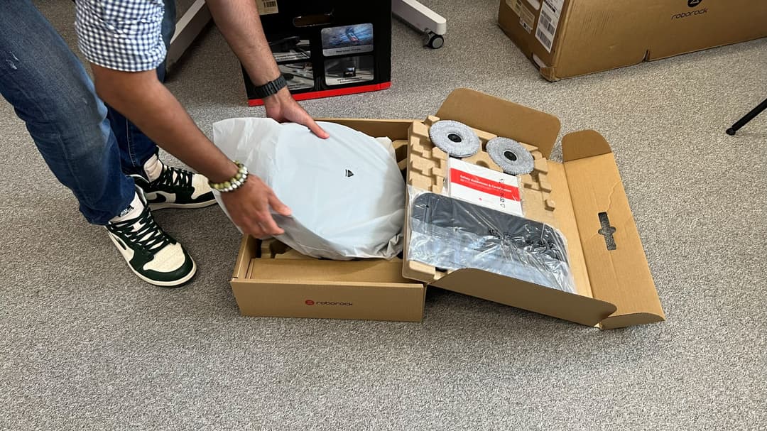Déballage du robot aspirateur Roborock Saros 20 blanc, avec ses accessoires et station de charge dans leur boîte carton