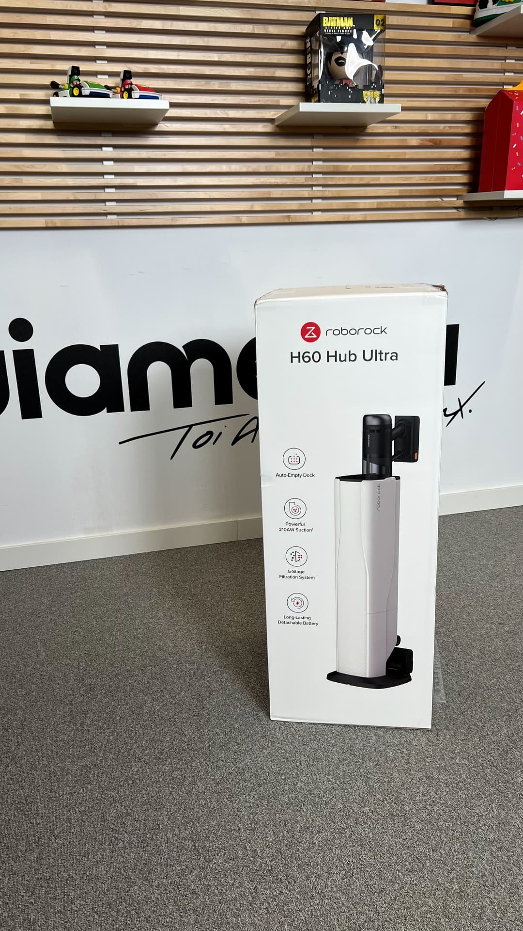 Boîte de l'aspirateur balai Roborock H60 Hub Ultra avec sa station de vidage automatique blanche et noire