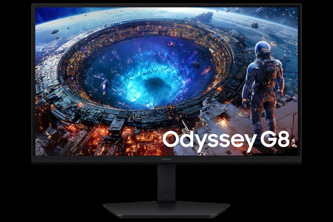 Moniteur Samsung Odyssey G8 affichant une scène de science-fiction futuriste avec astronautes et structure spatiale illuminée en bleu et orange