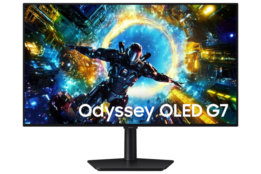 Moniteur Samsung Odyssey OLED G7 affichant un jeu vidéo futuriste avec robot et portal lumineux bleu et or
