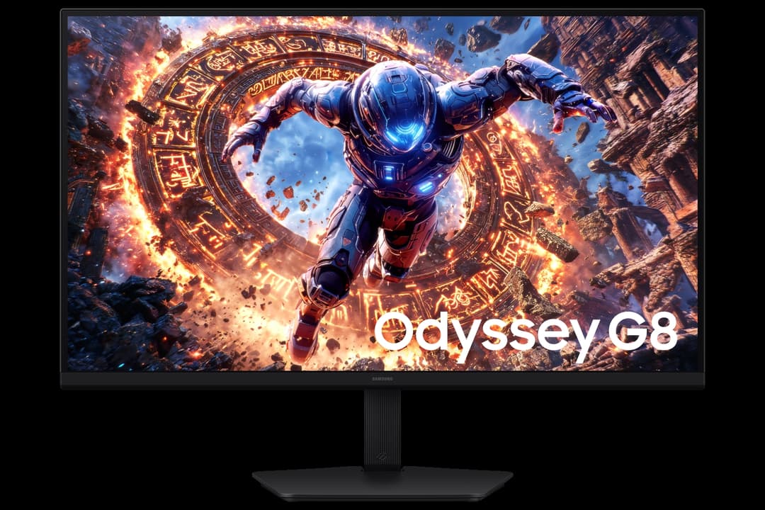 Moniteur Samsung Odyssey G8 affichant un personnage de jeu en armure bleue au milieu d'explosions dorées et de ruines