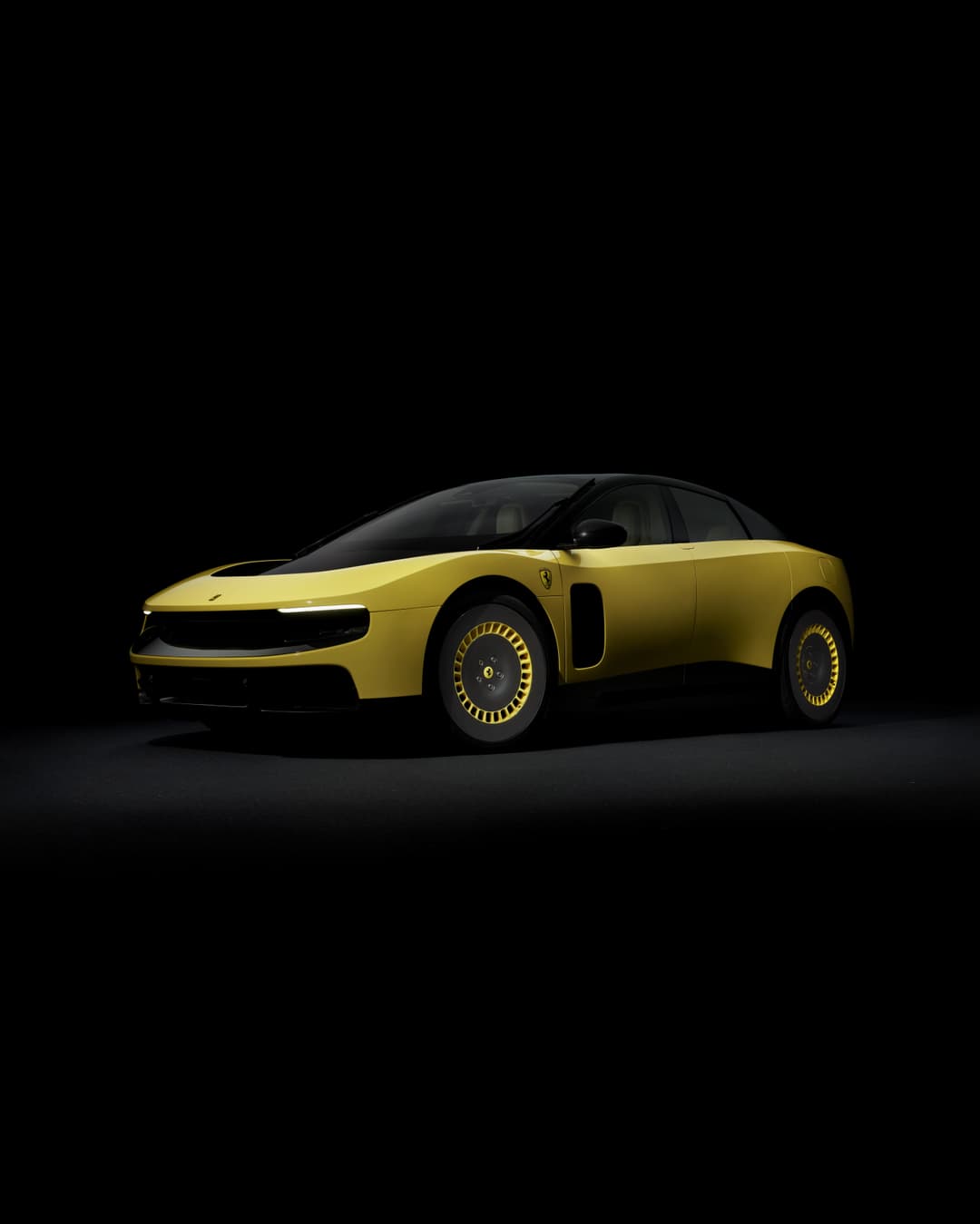 Ferrari Luce, véhicule électrique au design futuriste, carrosserie jaune vif avec détails noirs et dorés, sur fond noir