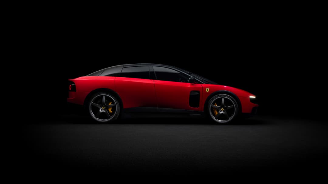 Ferrari Luce rouge vif de profil sur fond noir, véhicule aux lignes épurées et roues dorées